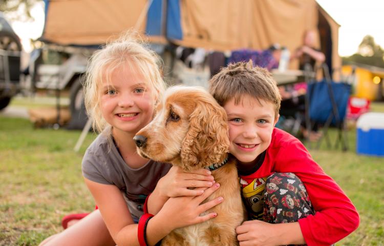 BIG4 Bendigo Park Lane Holiday Park - Children camping with pet