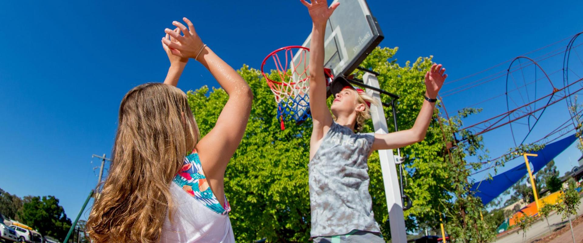 BIG4 Bendigo Park Lane Holiday Park - Parky's Wonderland - Kids playing basketball