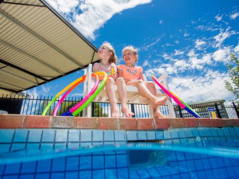 BIG4 Shepparton Park Lane Holiday Park - Pool - Girls seated on the side